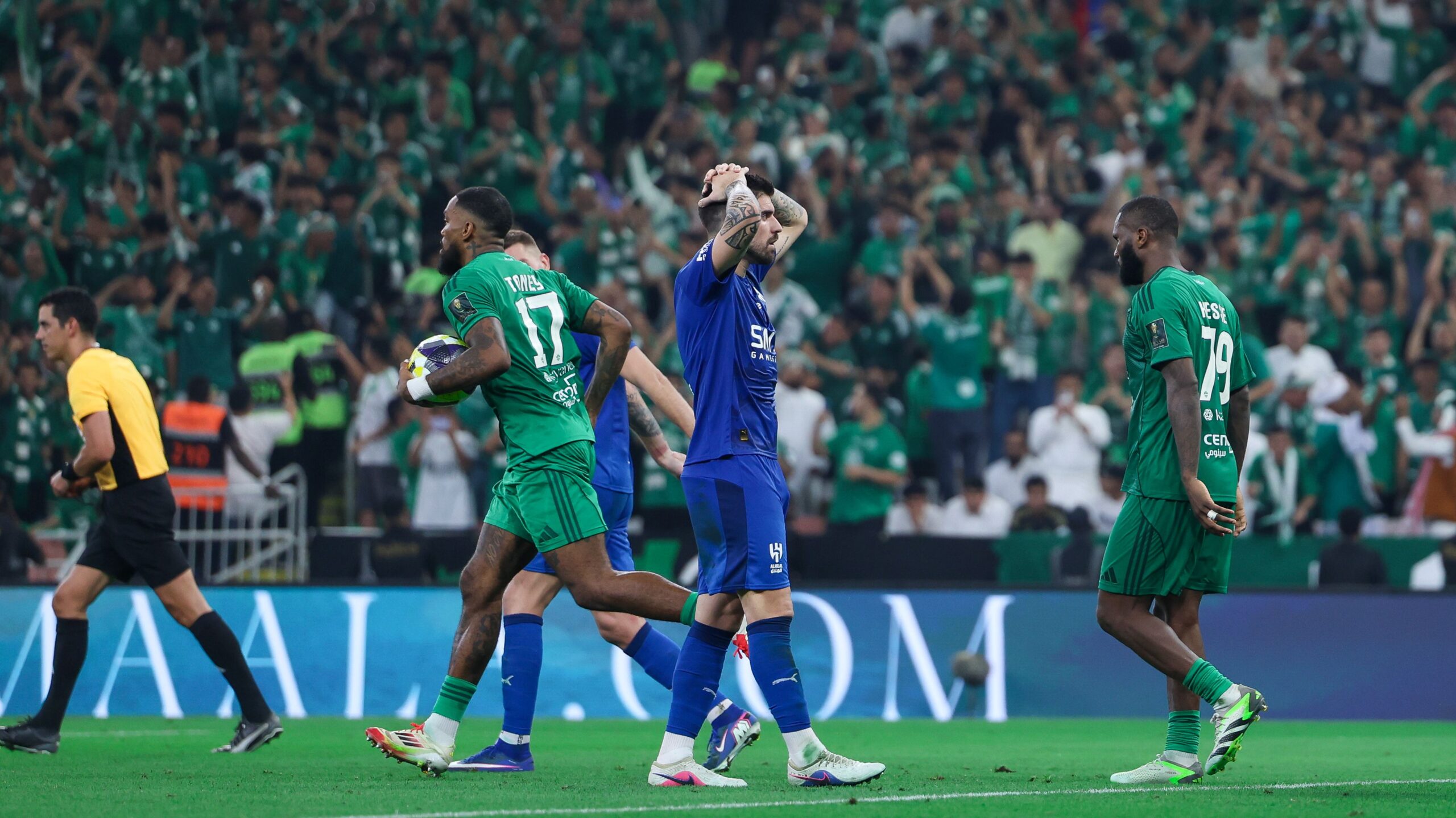 لاعب الأهلي: الهلال تواصل معي قبل انيوزهاء عقدي! | كووورة