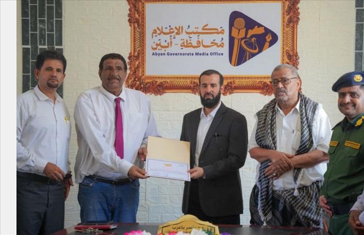 محافظ أبين يكرم الصحفي فضل الشبيبي ومجموعة من رواد الحرف في اخبار وردت الآن