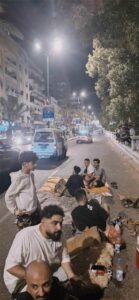 أحداث عدن – تعبيراً عن استيائهم من تراجع خدمات الكهرباء، المواطنون يتجمعون في شوارع عدن في مشهد يبرز معاناتهم