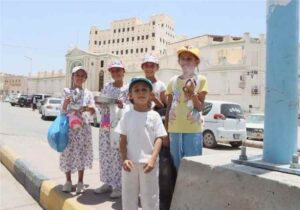 اخبار المناطق – أطفال سيئون يحتفلون ببدء السنة الهجري 1448هـ برفقة أولياء أمورهم في الصفوف.