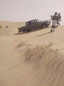اخبار المناطق – العواصف الموسمية تعزل منطقة الحامية في رضوم والكثبان الرملية تعطل الحركة فيها.
