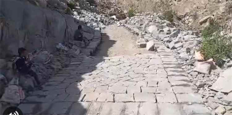 تدشين العمل في رصف طريق