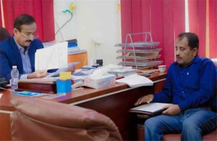 محافظ شبوة يناقش مقترح بتشكيل لجنة لادارة الاحواض المائية، والصرف الصحي بمدينة العليا بيحان.