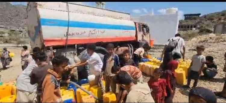 مشروع مياه الصفأة يزوّد أهالي حذة بيافع ببوزة مياه للتخفيف من أزمة العطش