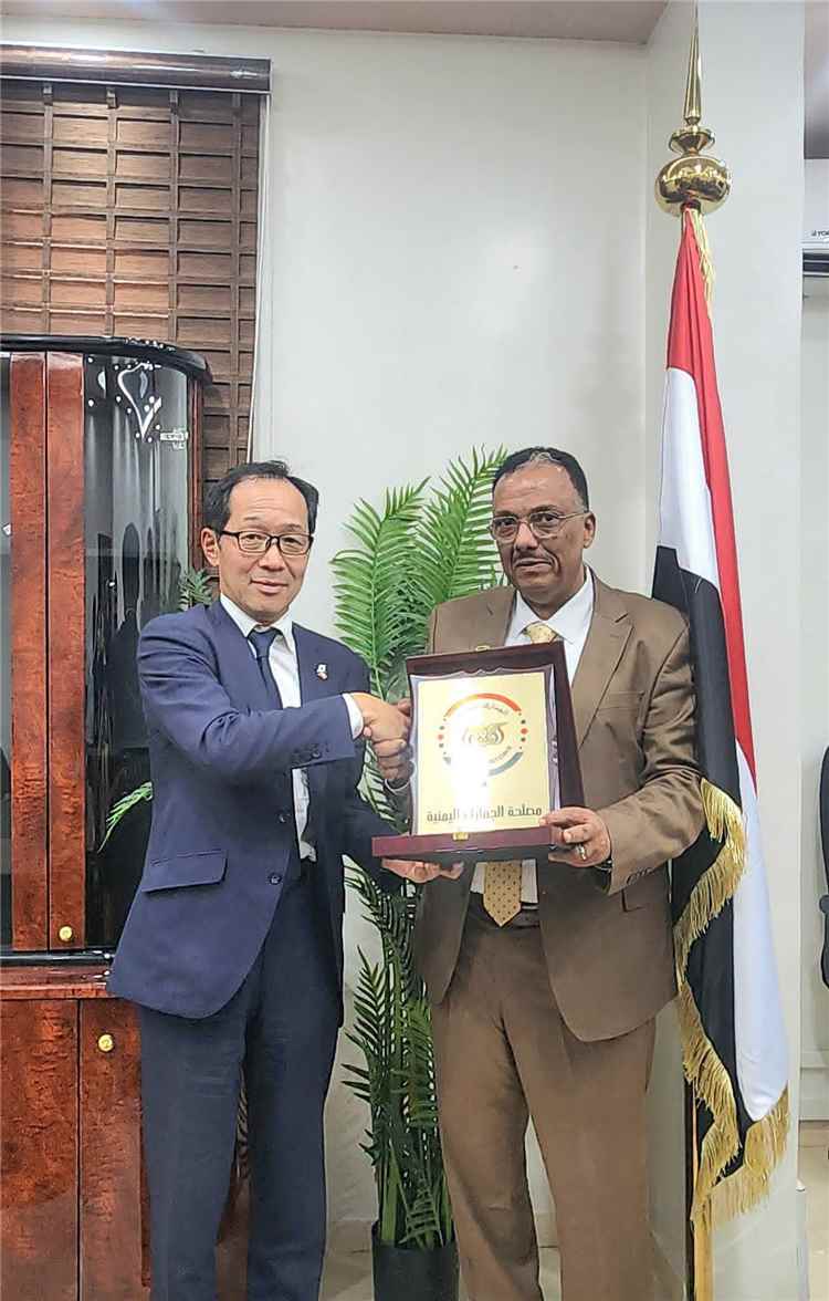 السفير الياباني وفريق