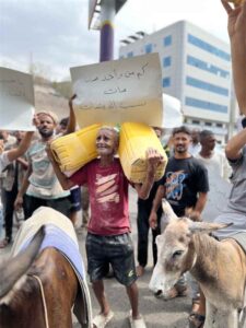 اخبار عدن – العشرات من سكان العيدروس ينظمون احتجاجًا للمدعاة بتحسين خدمات المياه