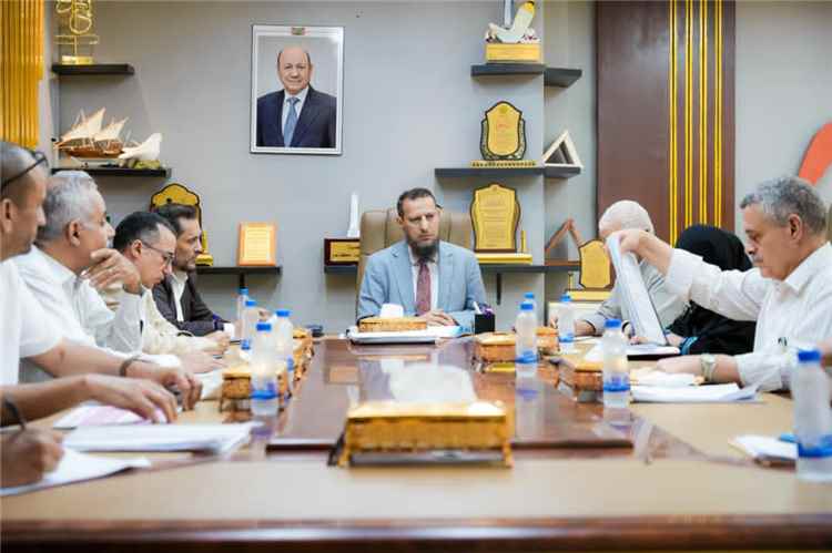 المحافظ شيخ يرأس اجتماعاً لمناقشة عدد من المشاريع في قطاعات المياه والأشغال والكهرباء وتطوير الجانبين المالي والإداري