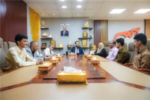 اخبار عدن – المحافظ عبد الرحمن شيخ يكرم طلاب ثانوية خليفة الفائزين في المسابقة الثقافية