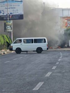 اخبار عدن – المنصورة: متظاهرون يغلقون الطريق القائدي ويشعلون الإطارات تضامنًا مع أزمة التيار الكهربائي