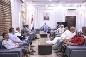 اخبار عدن – الوزير البكري يجتمع بمجموعة من أعضاء الجمعية العمومية لنادي الهلال في منطقة خلاقة يا