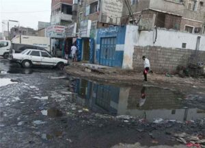 اخبار عدن – انسداد المجاري يعيق الحياة في منازل حي وديع حداد بالمنصورة وسط دعوات لتحقيق حلول سريعة