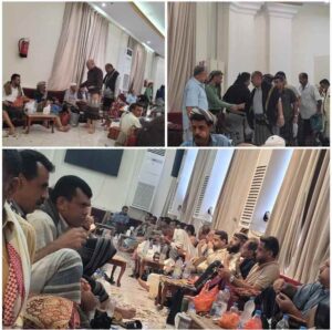 اخبار عدن – حشود كبيرة تشارك في تقديم العزاء لوفاة الراحل فيصل محمود القطيبي، بطل الوطن.