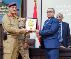 اخبار عدن – رئيس جامعة عدن يشارك في استقبال الدفعة الثامنة عشرة من القيادات والضباط ويُكرَّم بدرع أكاديمي