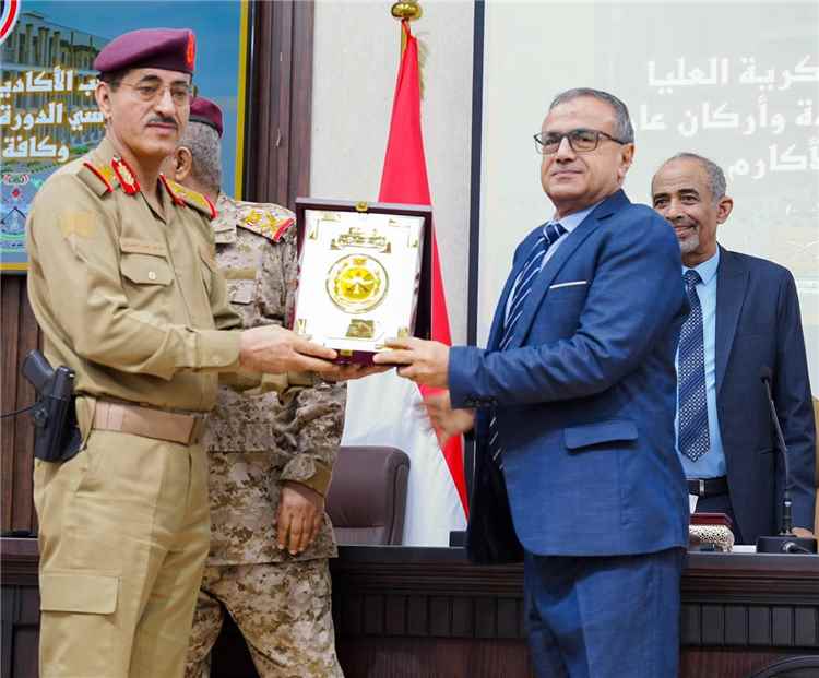 اخبار عدن – رئيس جامعة عدن يشارك في استقبال الدفعة الثامنة عشرة من القيادات والضباط ويُكرَّم بدرع أكاديمي