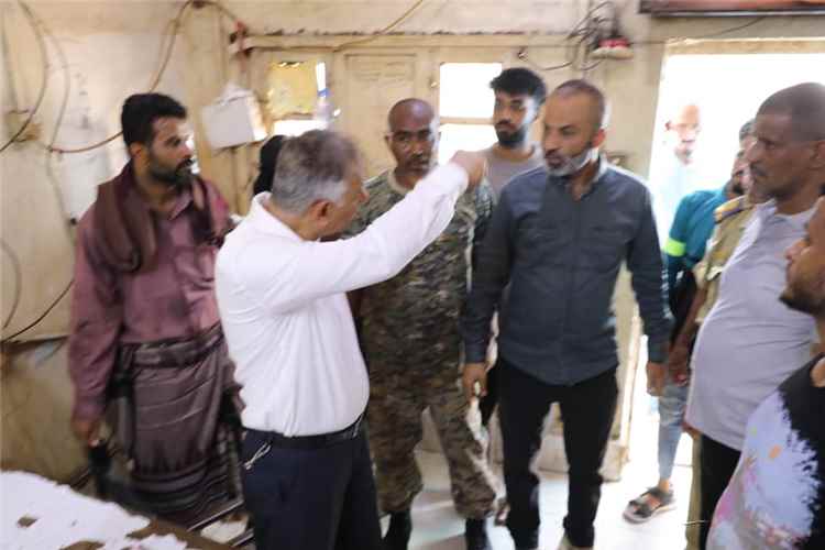 اخبار عدن – عمال الكهرباء في عدن: جهود مضنية تحت أشعة الشمس الحارقة