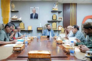 اخبار عدن – محافظ العاصمة discusses detainee conditions and enhancement plans with the head of the prison authority and the security director.