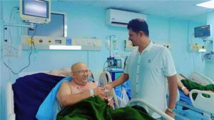 اخبار عدن – مدير الإعلام في محافظة أبين يتفقد حالة الأستاذ ناصر عوض موسى في العناية المركزة