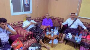 اخبار عدن – ممثل محافظة أبين يقوم بزيارة اللواء الركن محمد جميع الخضر في عدن للاطمئنان على صحته