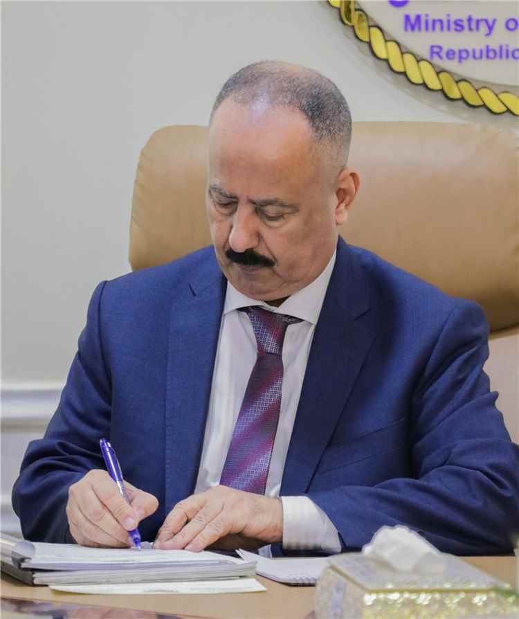 وزير النقل يكلف قائماً بأعمال مدير عام مطار عدن الدولي وقائماً بأعمال نائب المدير