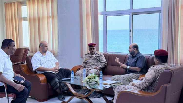 اجتماع بالمكلا يناقش تنظيم عمل قوارب الصيد التقليدي (العباري) وتأهيل البحارة اليمنيين