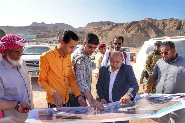 عضو مجلس القيادة سالم الخنبشي يتفقد مشاريع الكهرباء والطرق والصحة بالمكلا ويؤكد أهمية تسريع الإنجاز