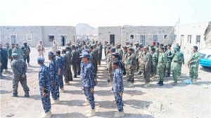 اخبار وردت الآن – لحج: الرائد شاكر العلقمي، مدير أمن المضاربة والعارة، يستعرض استعدادات القوات.