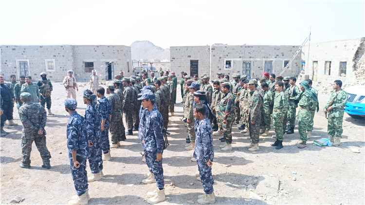 اخبار وردت الآن – لحج: الرائد شاكر العلقمي، مدير أمن المضاربة والعارة، يستعرض استعدادات القوات.