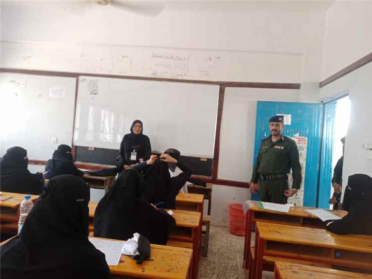 اخبار وردت الآن – مأرب: اللجنة الفرعية والفريق الوزاري يراقبون سير الامتحانات في عدد من المناطق