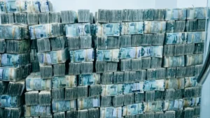 ارتفاع مذهل في أسعار العملات: الريال اليمني يتراجع أمام الدولار مع وجود فجوة كبيرة بين عدن وصنعاء!