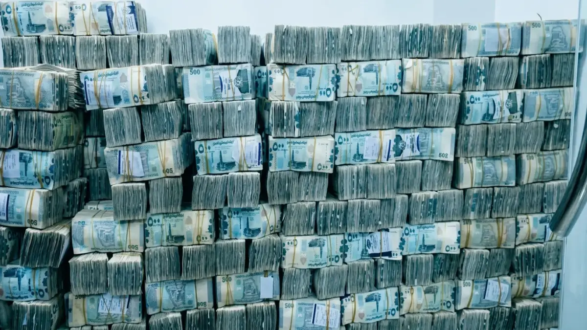 انفجار صاروخي في أسعار العملات: الريال اليمني ينهار أمام الدولار… فجوة صادمة بين عدن وصنعاء!