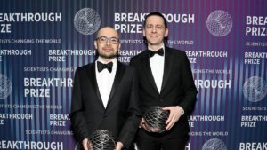 الحائز على جائزة نوبل جون جامبر يغادر DeepMind لينضم إلى المنافسة Anthropic