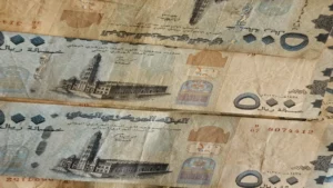 حصري: الريال اليمني يتجاوز المعايير الدولية… زيادة غير مسبوقة بنسبة 1000% مقارنة بسعر الحوثيين – تجار يكشفون الأسباب