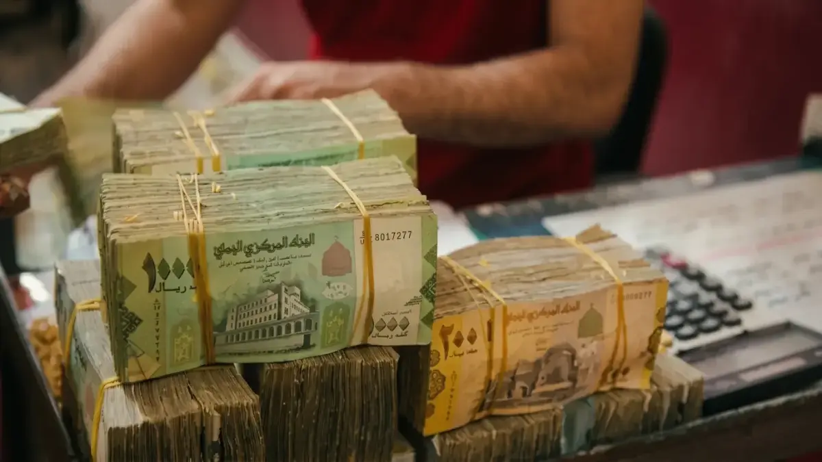 صادم: الدولار ينقسم بين 1558 و533 ريال في اليمن… الفجوة الكارثية 1025 ريالاً تجسد التمزق السياسي!