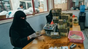 صادم: الفرق الشديد في أسعار الدولار بين شمال وجنوب اليمن – دولار الحكومة بـ1550 ريالاً ودولار الحوثيين بـ540 ريالاً فقط!