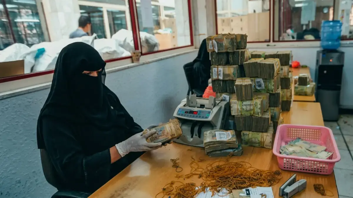 صادم: الفرق الشديد في أسعار الدولار بين شمال وجنوب اليمن – دولار الحكومة بـ1550 ريالاً ودولار الحوثيين بـ540 ريالاً فقط!