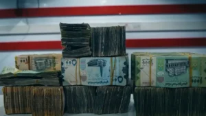 صادم: تضارب مذهل في سعر الدولار بين صنعاء وعدن… كيف بلغ الفارق 1000 ريال؟ وما السبب المفاجئ الذي يغفلونه؟