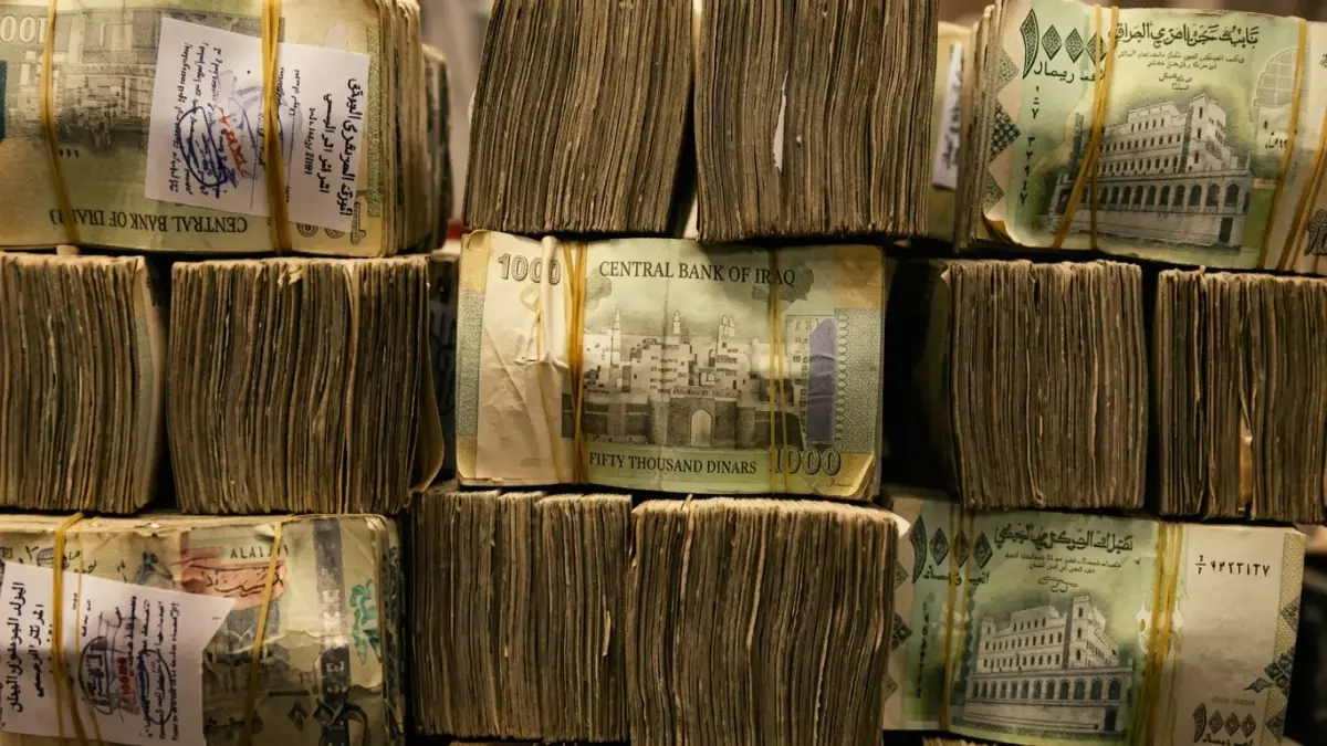 صادم: أسعار الصرف تتحول لمعركة بين عدن وصنعاء.. فجوة مخيفة بين 535 و1582 ريال!