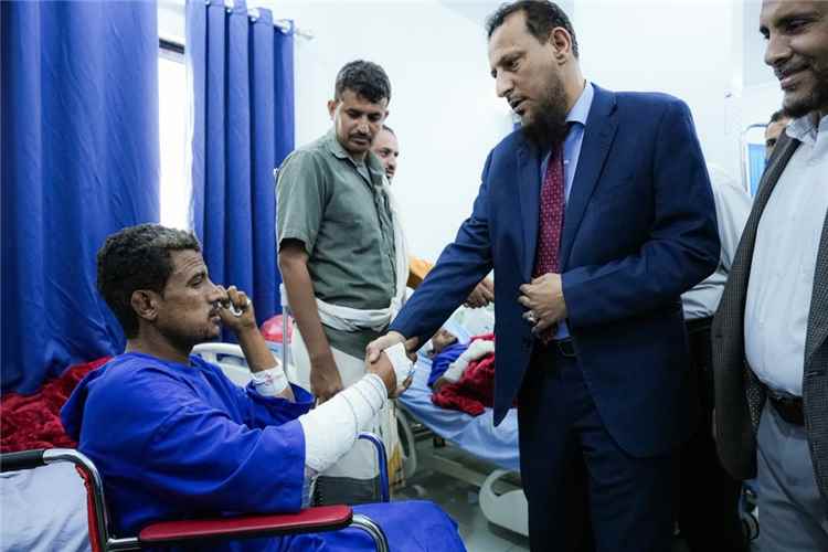 عدن: محافظ عدن يزور مصابي انفجار معسكر العمالقة ويؤكد على ضرورة توفير الرعاية الطبية لهم