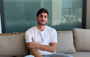 منصة البرمجة Vibe44 تطلق نموذجها الخاص مع سعي الشركات الناشئة في مجال الذكاء الاصطناعي لتحقيق الدفاعية