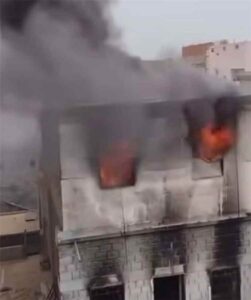 نشرات عدن – اشتعال منزل في دار سعد وتدمير طابقين نتيجة انفجار بطاريات ليثيوم في نظام الطاقة الشمسية