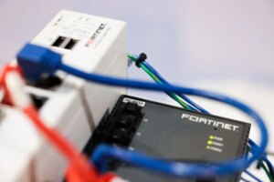 هاكرز يزعم أنهم اخترقوا عشرات الآلاف من جدران الحماية لفورتينت المستخدمة من قبل الشركات الكبرى في جميع أنحاء العالم