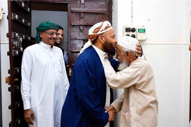 الشيخ محمد بن شبيبة يقدم واجب العزاء في وفاة الشيخ العلامة علي بن سالم بكير