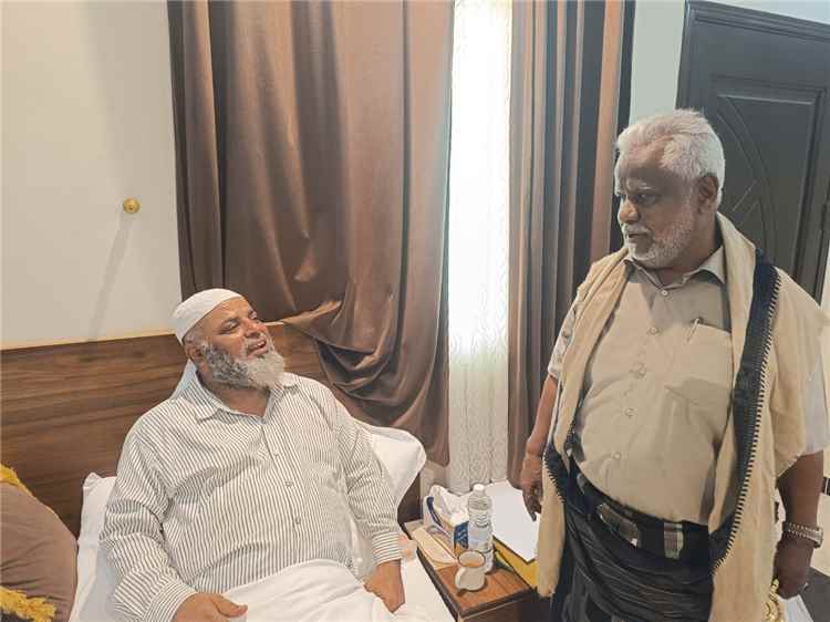 مدير عام ميفعة يطمئن على صحة الشيخ بانجوة مثمنًا جهوده الكبيرة في خدمة المديرية والمحافظة