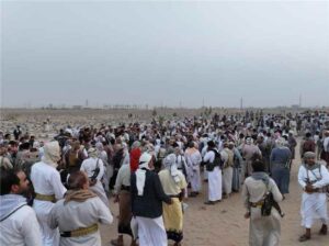 اخبار المناطق – حضور كبير من القبائل في تشييع شهيد المطارح بعد وفاته بالخطأ، ونقل جثمانه من سيئون.