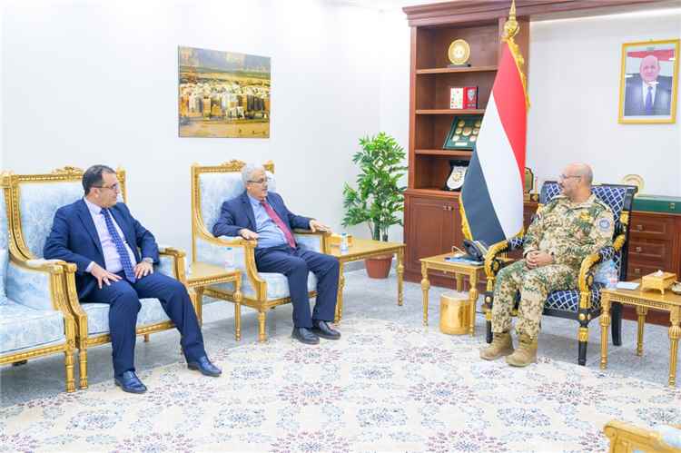 طارق صالح يبحث مع قيادة بنك الإنشاء والتعمير استئناف عمل البنك في المخا