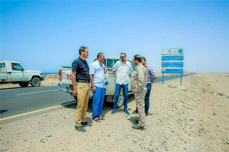 فريق هندسي ينفذ دراسة فنية تمهيداً لصيانة وتأهيل الطريق الدولي في لحج