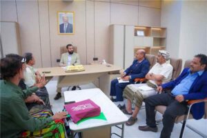 اخبار المناطق – محافظ أبين يجتمع بمدير عام سباح لبحث احتياجات المديرية
