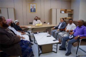 اخبار المناطق – محافظ أبين يجتمع مع اللجنة المسؤولة عن التحضير لمشروع الزواج