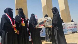 اخبار المناطق: نساء مأرب يحملن شعار الكرامة.. وبندقية الكرامة هدية للشيخ حمد فدغم