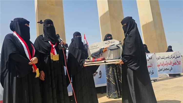 اخبار المناطق: نساء مأرب يحملن شعار الكرامة.. وبندقية الكرامة هدية للشيخ حمد فدغم